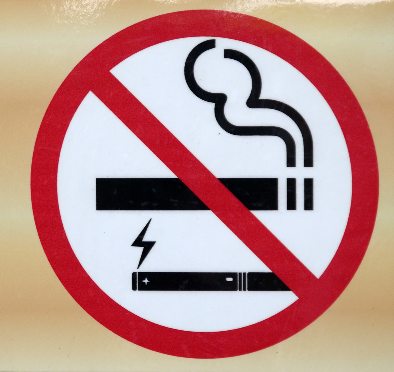 Fumer la cigarette dans les aires de jeux devrait être interdit cet été