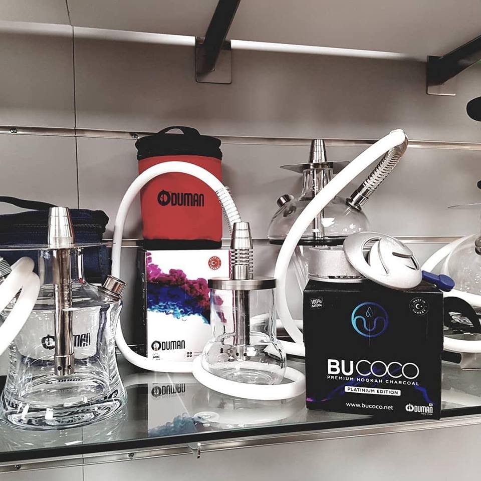 Dans l’univers de la chicha, de nombreux produits sont proposés aux consommateurs. Mais seules quelques marques rivalisent avec des narguilés qualitatifs. C’est le cas du petit poucet chicha Oduman, la jeune maison turque s’est fait une place de choix dans un univers pourtant très select. Qui est Oduman ? La société Ugur Makine Ins. San. Ve Tic. Ltd. Sti a vu le jour en 1979 en Turquie. Elle propose des produits divers pour le transport, l’alimentation, l’automatisation, etc. En 2014, le groupe décide de créer une nouvelle branche sous le nom d’Oduman. Spécialisée dans la fabrication et la commercialisation de narguilés, l’entreprise démarre une gamme totalement novatrice pour le marché turc. Très rapidement, le succès a été au rendez-vous grâce à des lignes originales, des produits de grande qualité et une utilisation toujours plus simplifiée. Quel que soit le modèle, le narguilé Oduman fait toujours grand effet auprès des utilisateurs. Les chichas Oduman sont désormais entrées et bien installées dans le domaine des narguilés de luxe. Elles s’arrachent aussi bien en Turquie qu’en Europe et tout spécialement en France, où l’originalité des modèles ainsi que la qualité sont saluées tant par les particuliers que les professionnels. oduman chicha Qu’est-ce qui fait la renommée des chichas Oduman ? Les narguilés Oduman sont totalement novateurs, tant par leur forme que par les matériaux utilisés. En effet, chaque pièce en verre est fabriquée dans du verre sodocalcique de premier choix, les pièces métalliques sont en acier inoxydable et le silicone utilisé pour le tuyau provient du domaine alimentaire. Côté esthétique, que dire, si ce n’est qu’Oduman propose des modèles totalement inédits, tant par leur côté pratique que design. Entre chicha et produits de laboratoires ou d’ingénierie, difficile de se faire une idée. C’est ainsi que l’on retrouve la chicha Oduman N5-Z laissant penser à un cœur de verre dans un laboratoire de chimie, ou encore la chicha Oduman N9 Tarantula qui n’est autre qu’une remarquable araignée. La marque dispose d’une signature propre que bon nombre de ses concurrents ont beaucoup de mal à mal à égaler.