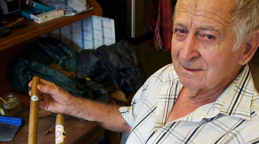 Portrait du plus vieux rouleur de cigares français