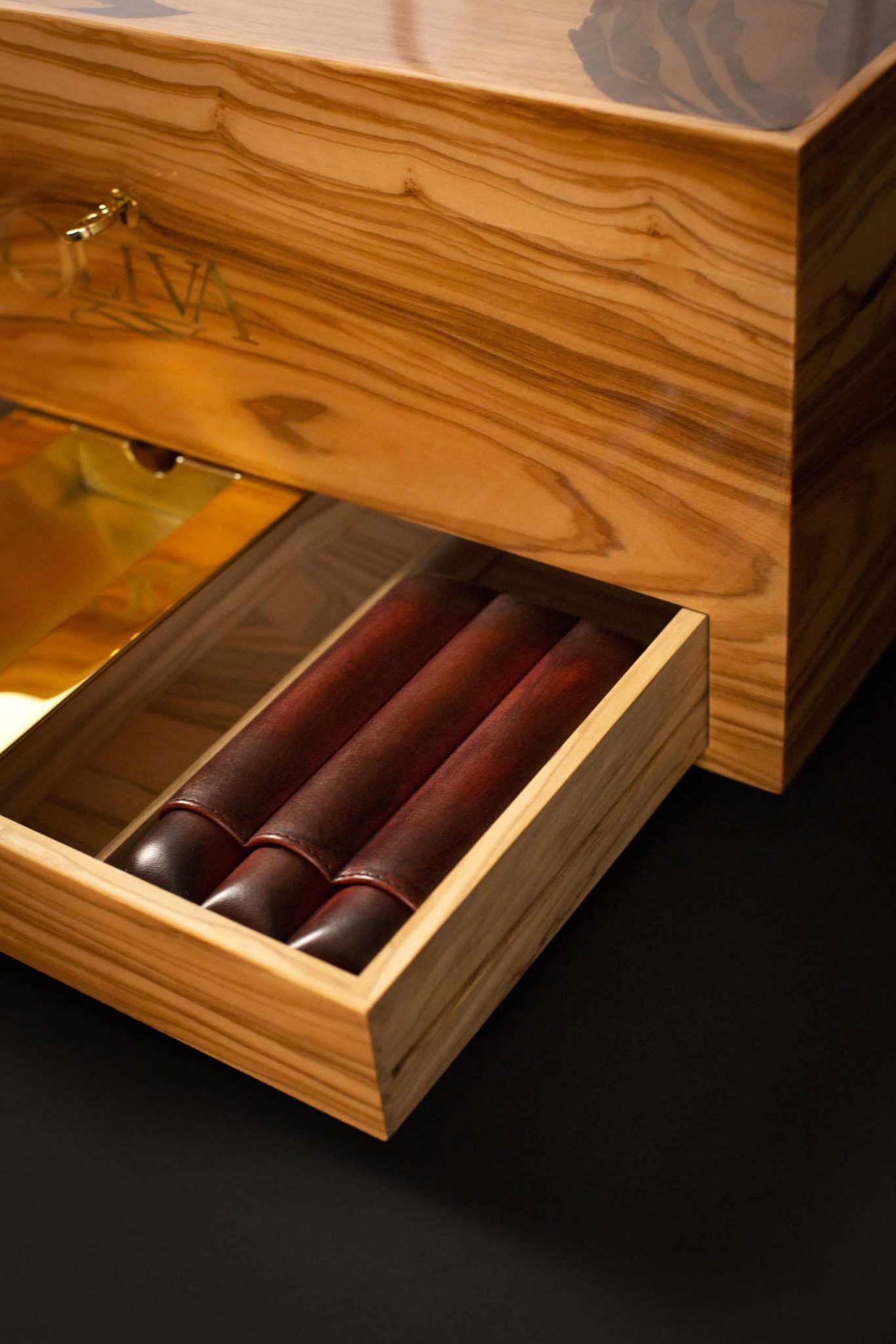 Elie Bleu collabore avec Oliva pour créer un humidor en édition limitée