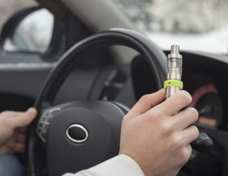 Vapoter au volant : que dit la loi ?