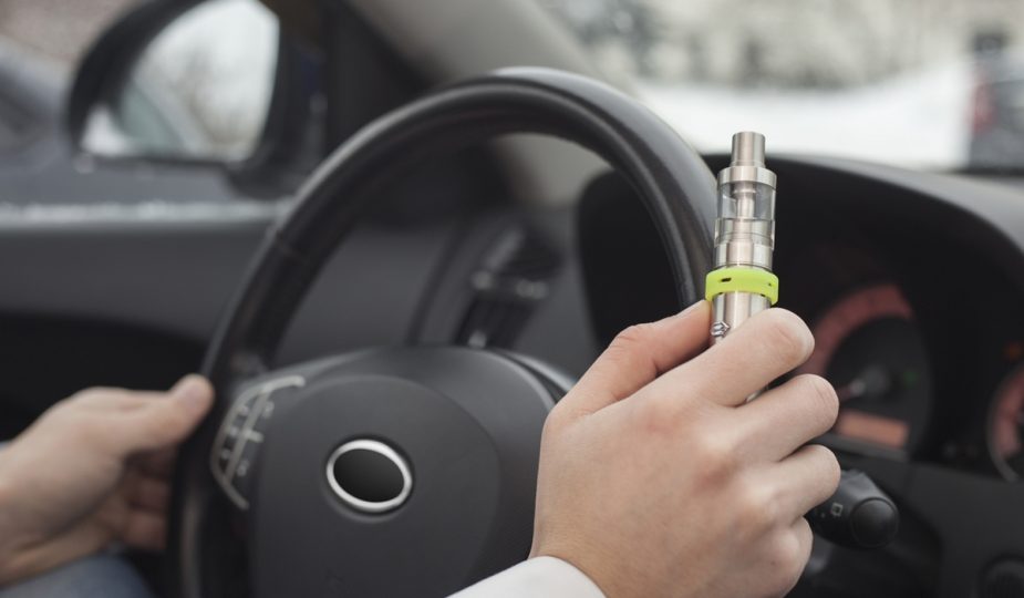 Vapoter au volant : que dit la loi ?