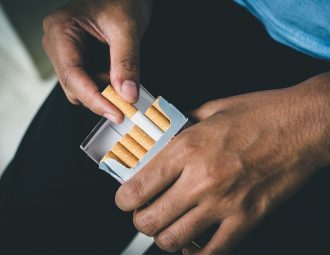 Cigarettes à moitié prix : le marché noir gagne du terrain