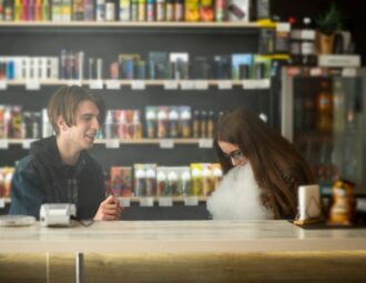Vapotage : une réglementation mal respectée dans de nombreux points de vente